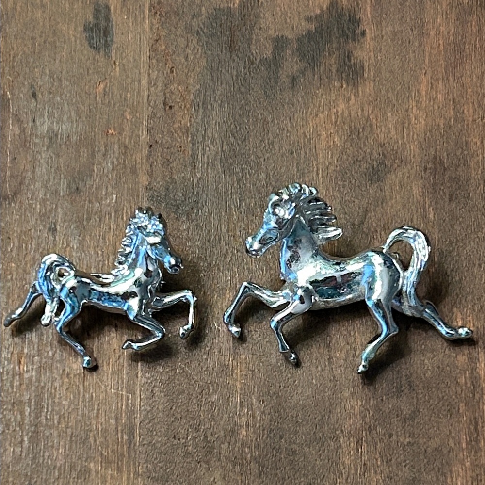 Silver Horse brooch set, vintage, excellent condition